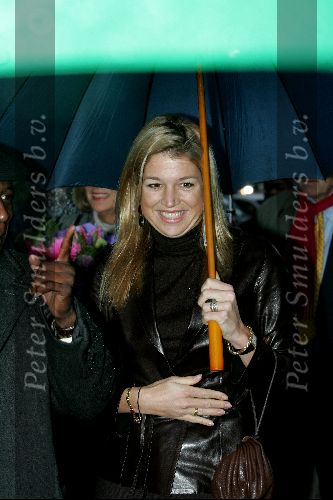 Amsterdam 18 oktober 2004
Prinses Maxima bij Continental Sports in Amsterdam. Maxima onder paraplu