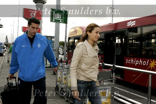 Amsterdam 9 oktober 2005
Aankomst Nederlands elftal op schiphol na kwalificatie WK
Robin v Persie met vrouw
Peter Smulders bv