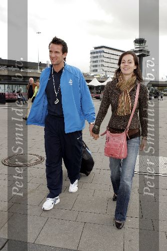 Amsterdam 9 oktober 2005
Aankomst Nederlands elftal op schiphol na kwalificatie WK
Jan Vennegoor of Hesselink   met vriendin
Peter Smulders bv