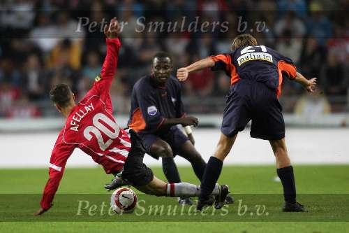 Eindhoven, 24 September 2005 
Kompetitiewedstrijd Seizoen 2005/2006 
PSV-RBC, eindstand 2-0 
Ibrahim Afellay moet het veld, bij gestaan door zijn verzorgers verlaten door een blessure
© Foto Bart Bel