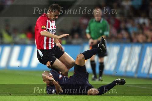 Eindhoven, 24 September 2005 
Kompetitiewedstrijd Seizoen 2005/2006 
PSV-RBC, eindstand 2-0 
Andre Ooijer ontwijkt een tackle van Tyrone Loran
© Foto Bart Bel