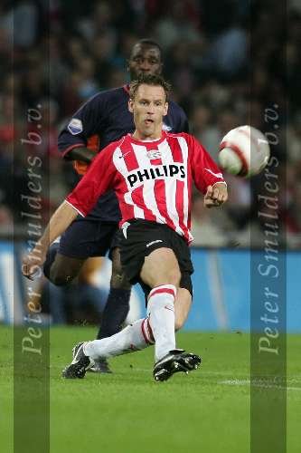 Eindhoven, 24 September 2005 
Kompetitiewedstrijd Seizoen 2005/2006 
PSV-RBC, eindstand 2-0 
Andre Ooijer geeft een lange bal naar voren
© Foto Bart Bel