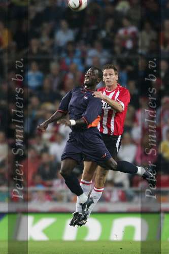 Eindhoven, 24 September 2005 
Kompetitiewedstrijd Seizoen 2005/2006 
PSV-RBC, eindstand 2-0 
Andre Ooijer in kopduel met Paul Kpaka
© Foto Bart Bel