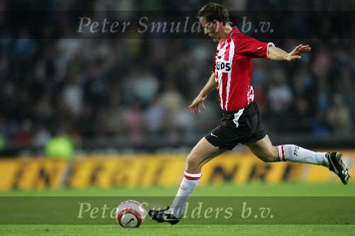 Eindhoven, 24 September 2005 
Kompetitiewedstrijd Seizoen 2005/2006 
PSV-RBC, eindstand 2-0 
Andre Ooijer legt aan om de bal ver naar voren te schieten
© Foto Bart Bel