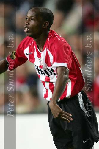 Eindhoven, 24 September 2005 
Kompetitiewedstrijd Seizoen 2005/2006 
PSV-RBC, eindstand 2-0 
DaMarcus Beasley voorovergebogen na het ingooien van de bal
© Foto Bart Bel