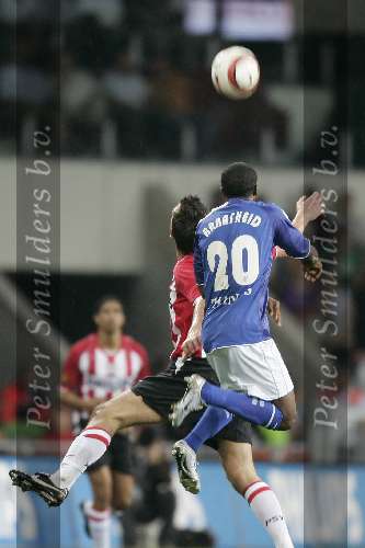 Eindhoven, 10 September 2005
Competitie wedstrijd PSV-FC Utrecht 
Eindstand 1-0 
Edson Braafheid wint het kopduel van Jan Vennegoor of Hesselink
© Foto Bart Bel