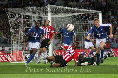 Eindhoven, 10 September 2005
Competitie wedstrijd PSV-FC Utrecht
Eindstand 1-0
Eric Addo in duel met keeper Frank Grandel
© Foto Bart Bel