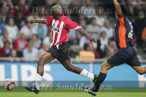 Eindhoven, 24 September 2005 
Kompetitiewedstrijd Seizoen 2005/2006 
PSV-RBC, eindstand 2-0 
Kone in duel op snelheid met Fortes Rodriquez