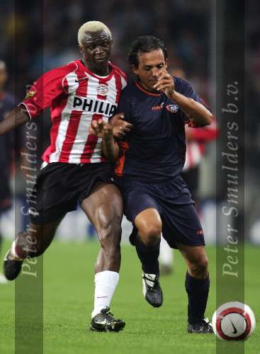 Eindhoven, 24 September 2005 
Kompetitiewedstrijd Seizoen 2005/2006 
PSV-RBC, eindstand 2-0 
Kone geeft Fortes Rodriquez een ferme schouderduw