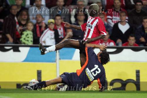 Eindhoven, 24 September 2005 
Kompetitiewedstrijd Seizoen 2005/2006 
PSV-RBC, eindstand 2-0 
Kone wordt van de bal gehouden door Fortes Rodriquez