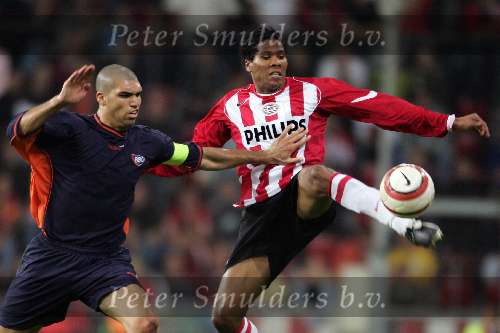 Eindhoven, 24 September 2005 
Kompetitiewedstrijd Seizoen 2005/2006 
PSV-RBC, eindstand 2-0 
Michael Lamey in duel om de bal met aanvoerder Tyrone Loran
© Foto Bart Bel