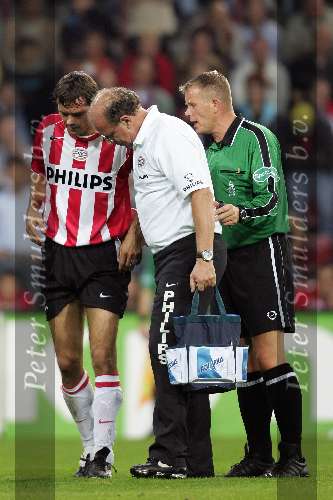 Eindhoven, 24 September 2005 
Kompetitiewedstrijd Seizoen 2005/2006 
PSV-RBC, eindstand 2-0 
Phillip Cocu wordt naar de kant gebracht door verzorger Mart v d Heuvel
© Foto Bart Bel