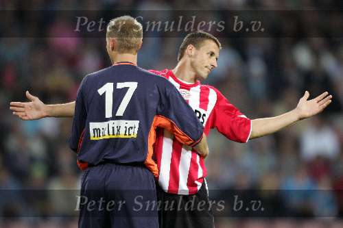 Eindhoven, 24 September 2005 
Kompetitiewedstrijd Seizoen 2005/2006 
PSV-RBC, eindstand 2-0 
Timmy Simons wordt stevig vastgepakt voor de hoekschop door Tim Smolders
© Foto Bart Bel