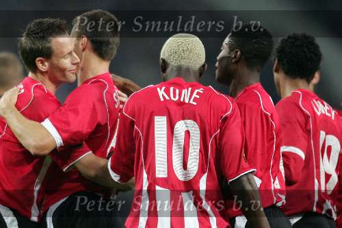 Eindhoven, 24 September 2005 
Kompetitiewedstrijd Seizoen 2005/2006 
PSV-RBC, eindstand 2-0 
Timmy Simons wordt gefeliciteerd na zijn eerste doelpunt van de avond door zijn teamgenoten
© Foto Bart Bel