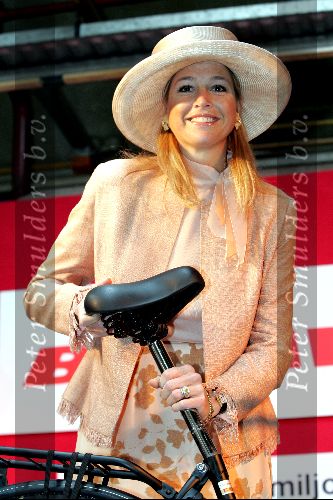 Heerenveen 14 september 2004
Maxima bij Batavus voor 1000000 e fiets. Maxima met Ed Nijpels