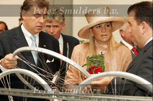 Heerenveen 14 september 2004
Maxima bij Batavus voor 1000000 e fiets. Maxima met Ed Nijpels