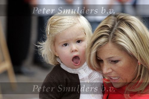 Den Haag 27 september 2005
Prinses Maxima en Amalia bestellen de eerste kinderpostzegels op paleis noordeinde.
Peter Smulders bv