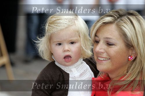 Den Haag 27 september 2005
Prinses Maxima en Amalia bestellen de eerste kinderpostzegels op paleis noordeinde.
Peter Smulders bv