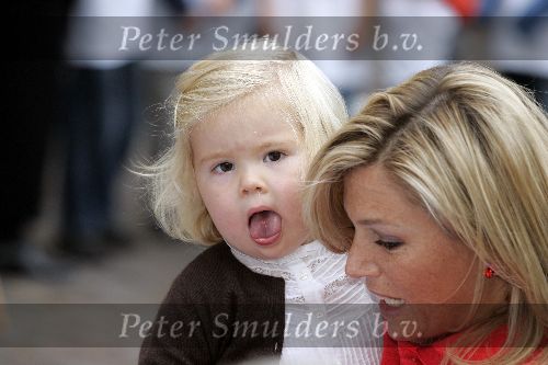 Den Haag 27 september 2005
Prinses Maxima en Amalia bestellen de eerste kinderpostzegels op paleis noordeinde.
Peter Smulders bv