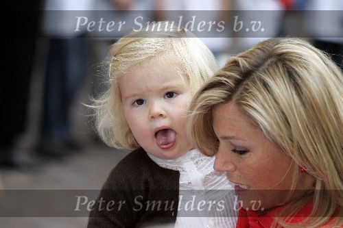 Den Haag 27 september 2005
Prinses Maxima en Amalia bestellen de eerste kinderpostzegels op paleis noordeinde.
Peter Smulders bv