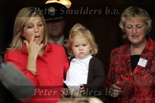 Den Haag 27 september 2005
Prinses Maxima en Amalia bestellen de eerste kinderpostzegels op paleis noordeinde.
Peter Smulders bv