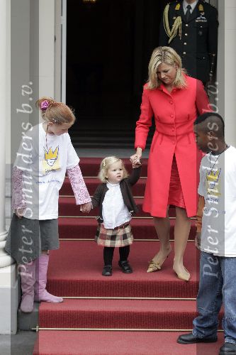 Den Haag 27 september 2005
Prinses Maxima en Amalia bestellen de eerste kinderpostzegels op paleis noordeinde.
Peter Smulders bv