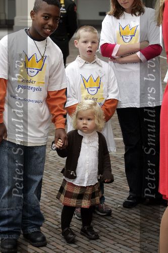 Den Haag 27 september 2005
Prinses Maxima en Amalia bestellen de eerste kinderpostzegels op paleis noordeinde.
Peter Smulders bv