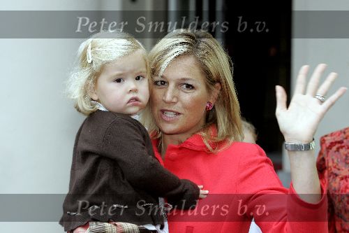 Den Haag 27 september 2005
Prinses Maxima en Amalia bestellen de eerste kinderpostzegels op paleis noordeinde.
Peter Smulders bv