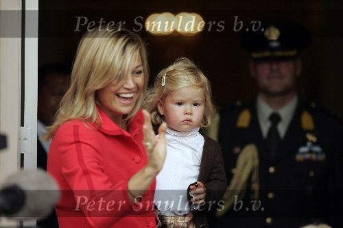 Den Haag 27 september 2005
Prinses Maxima en Amalia bestellen de eerste kinderpostzegels op paleis noordeinde.
Peter Smulders bv