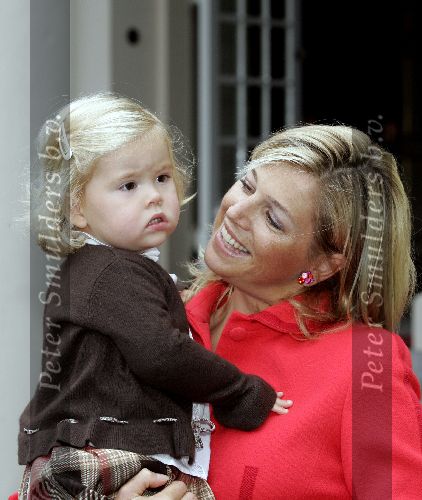 Den Haag 27 september 2005
Prinses Maxima en Amalia bestellen de eerste kinderpostzegels op paleis noordeinde.
Peter Smulders bv