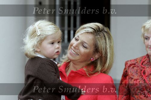 Den Haag 27 september 2005
Prinses Maxima en Amalia bestellen de eerste kinderpostzegels op paleis noordeinde.
Peter Smulders bv