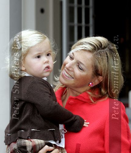 Den Haag 27 september 2005
Prinses Maxima en Amalia bestellen de eerste kinderpostzegels op paleis noordeinde.
Peter Smulders bv