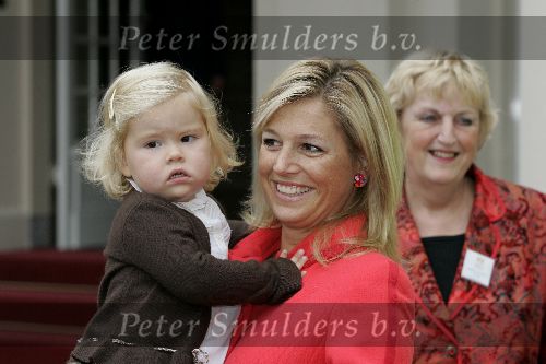 Den Haag 27 september 2005
Prinses Maxima en Amalia bestellen de eerste kinderpostzegels op paleis noordeinde.
Peter Smulders bv