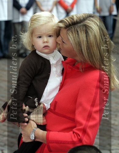 Den Haag 27 september 2005
Prinses Maxima en Amalia bestellen de eerste kinderpostzegels op paleis noordeinde.
Peter Smulders bv