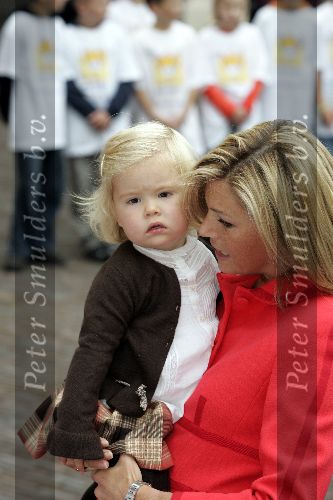 Den Haag 27 september 2005
Prinses Maxima en Amalia bestellen de eerste kinderpostzegels op paleis noordeinde.
Peter Smulders bv