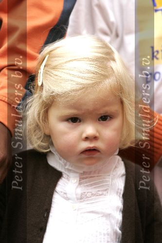 Den Haag 27 september 2005
Prinses Maxima en Amalia bestellen de eerste kinderpostzegels op paleis noordeinde.
Peter Smulders bv