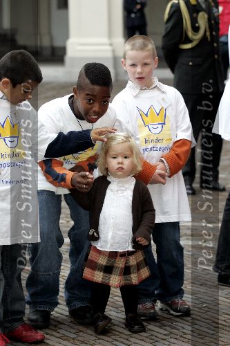 Den Haag 27 september 2005
Prinses Maxima en Amalia bestellen de eerste kinderpostzegels op paleis noordeinde.
Peter Smulders bv