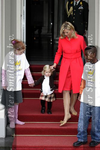 Den Haag 27 september 2005
Prinses Maxima en Amalia bestellen de eerste kinderpostzegels op paleis noordeinde.
Peter Smulders bv