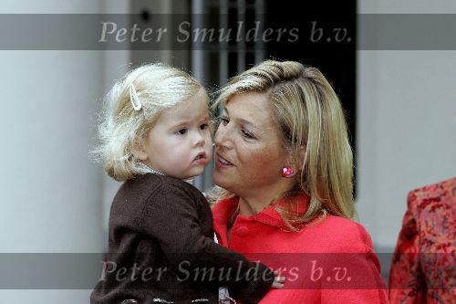 Den Haag 27 september 2005
Prinses Maxima en Amalia bestellen de eerste kinderpostzegels op paleis noordeinde.
Peter Smulders bv