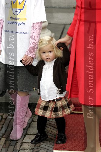Den Haag 27 september 2005
Prinses Maxima en Amalia bestellen de eerste kinderpostzegels op paleis noordeinde.
Peter Smulders bv