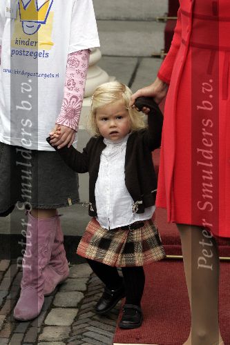 Den Haag 27 september 2005
Prinses Maxima en Amalia bestellen de eerste kinderpostzegels op paleis noordeinde.
Peter Smulders bv
