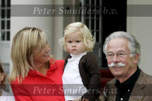 Den Haag 27 september 2005
Prinses Maxima en Amalia bestellen de eerste kinderpostzegels op paleis noordeinde. Dick Bruna
Peter Smulders bv