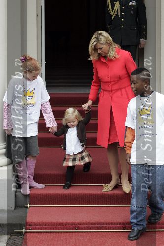 Den Haag 27 september 2005
Prinses Maxima en Amalia bestellen de eerste kinderpostzegels op paleis noordeinde.
Peter Smulders bv