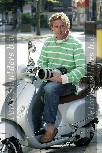 Amsterdam 21 september 2005
Edwin Smulders op vespa scooter op pc hooftstraat
Peter Smulders bv