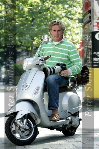 Amsterdam 21 september 2005
Edwin Smulders op vespa scooter op pc hooftstraat
Peter Smulders bv
