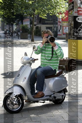 Amsterdam 21 september 2005
Edwin Smulders op vespa scooter op pc hooftstraat
Peter Smulders bv