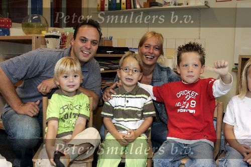 Fijnaart 23 augustus 2005
Christiaan Bauer voor het eerst naar school met broer Jan en Frans Bauer en Mariska
Peter Smulders bv