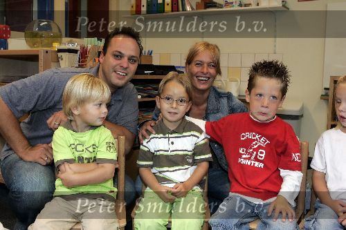 Fijnaart 23 augustus 2005
Christiaan Bauer voor het eerst naar school met broer Jan en Frans Bauer en Mariska
Peter Smulders bv