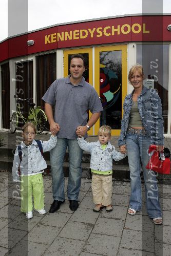 Fijnaart 23 augustus 2005
Christiaan Bauer voor het eerst naar school met broer Jan en Frans Bauer en Mariska
Peter Smulders bv