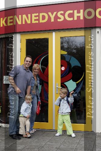 Fijnaart 23 augustus 2005
Christiaan Bauer voor het eerst naar school met broer Jan en Frans Bauer en Mariska
Peter Smulders bv